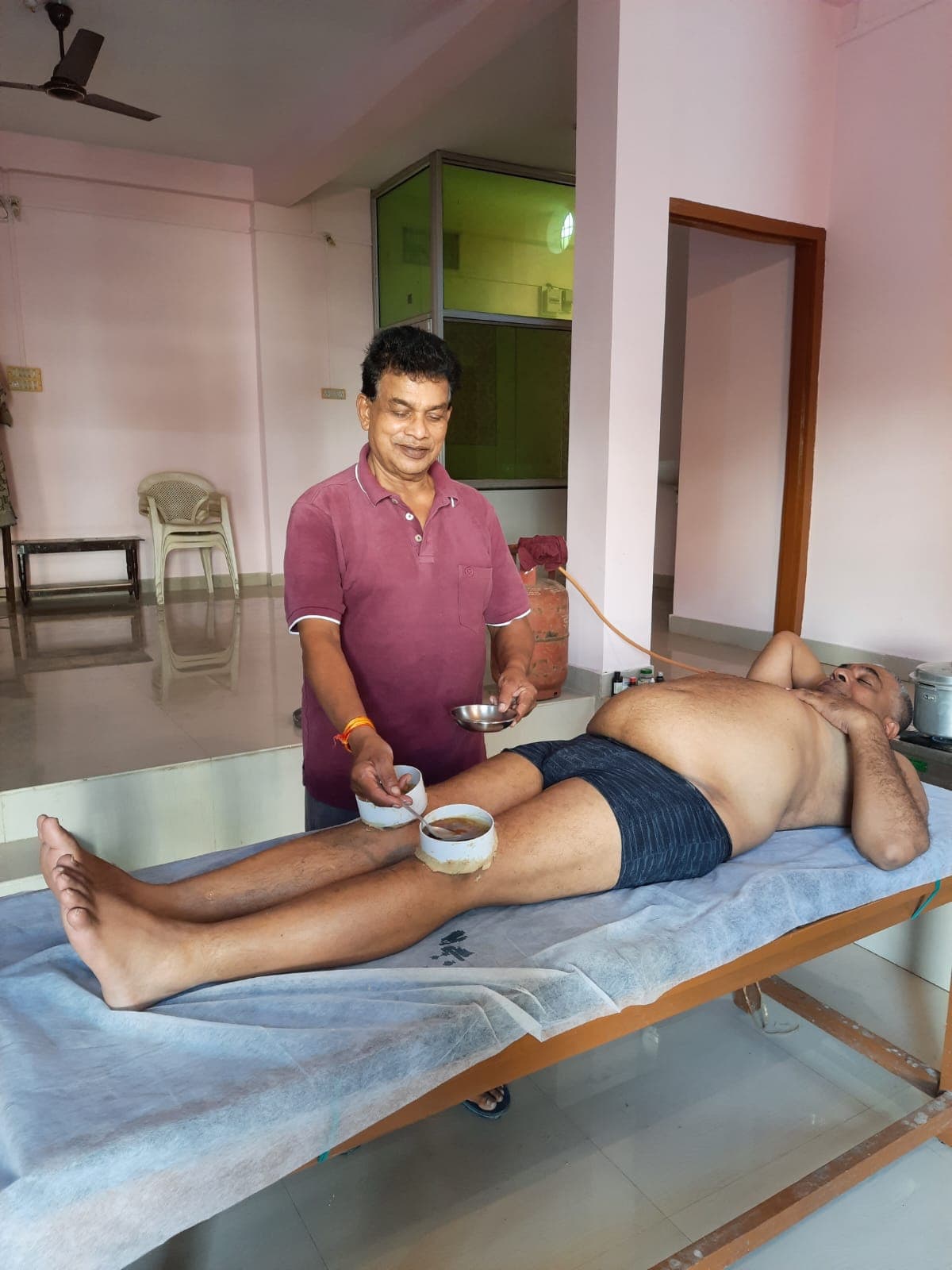 Janu Basti knee treatment with medicated oil