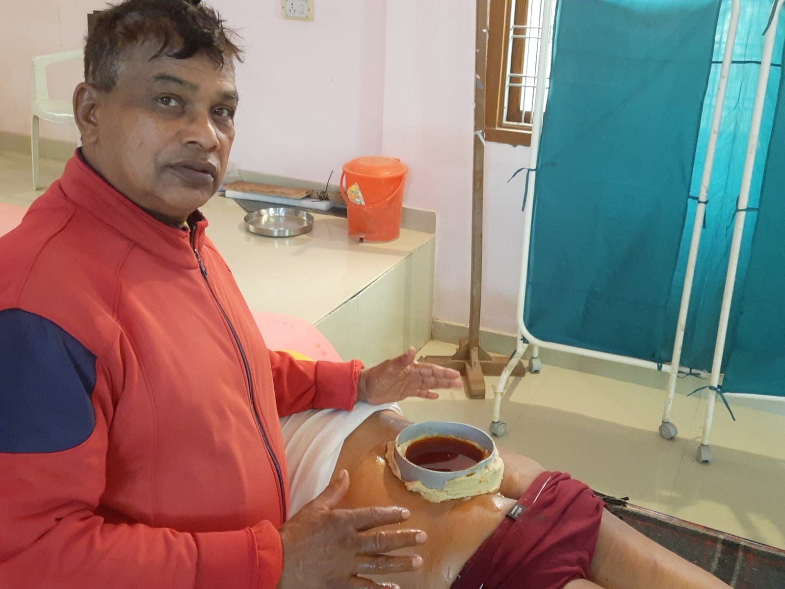Dr. Tripathi performing Kati Basti therapy